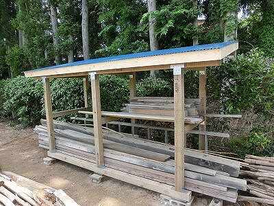 農機具小屋や木材置き場も制作しています。