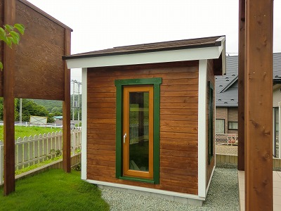 オリジナルの可愛い木製物置