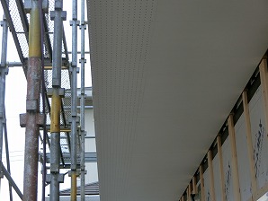 。  スカイメタルルーフ、透湿防水シート、通気胴縁、気密断熱工事、床暖
