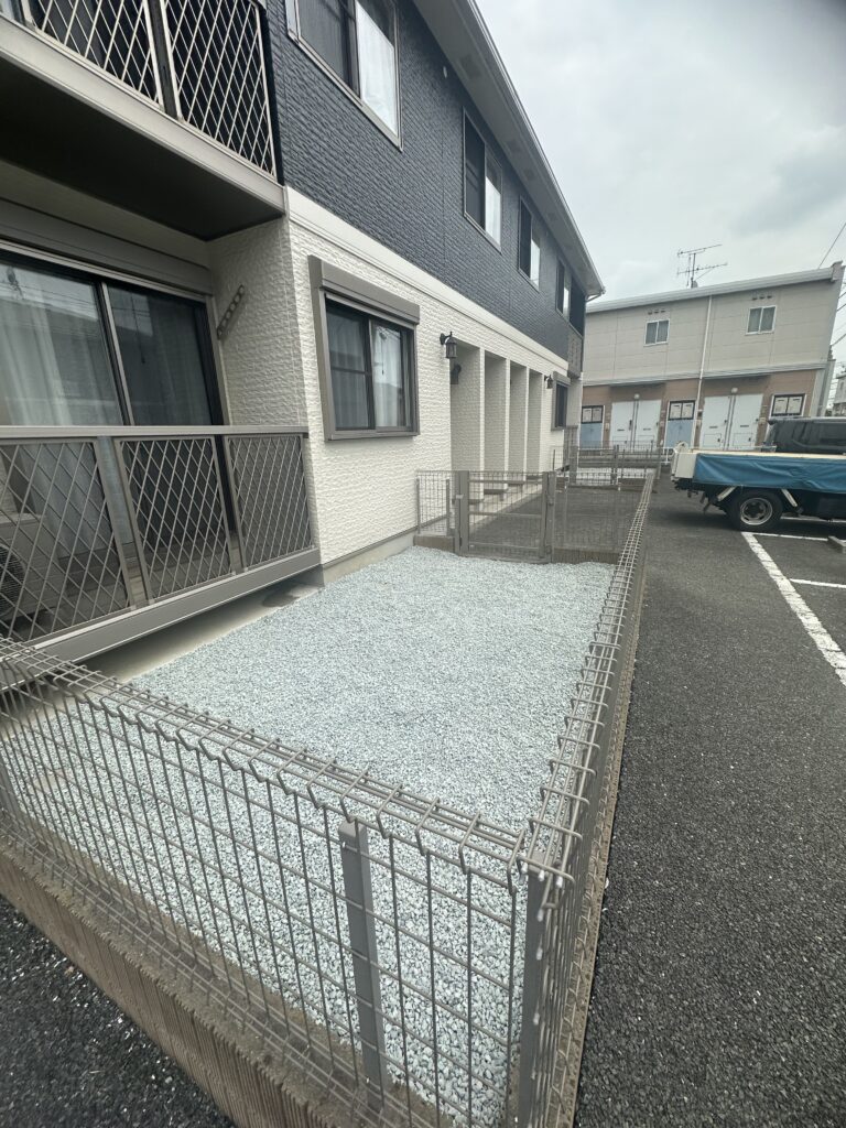 雑草だらけのスペースを防犯砂利で一新|仙台市の外構整備工事