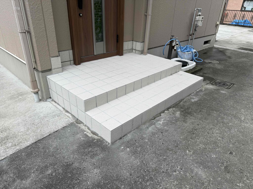 【玄関タイル工事|富谷市】古くなった玄関を明るく美しい印象へリフォーム!