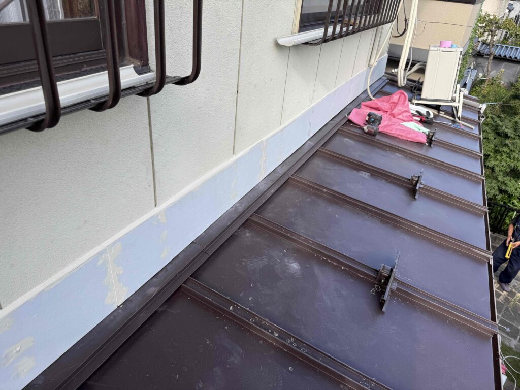 【仙台市泉区|雨漏りによる下屋根の葺き替え工事】