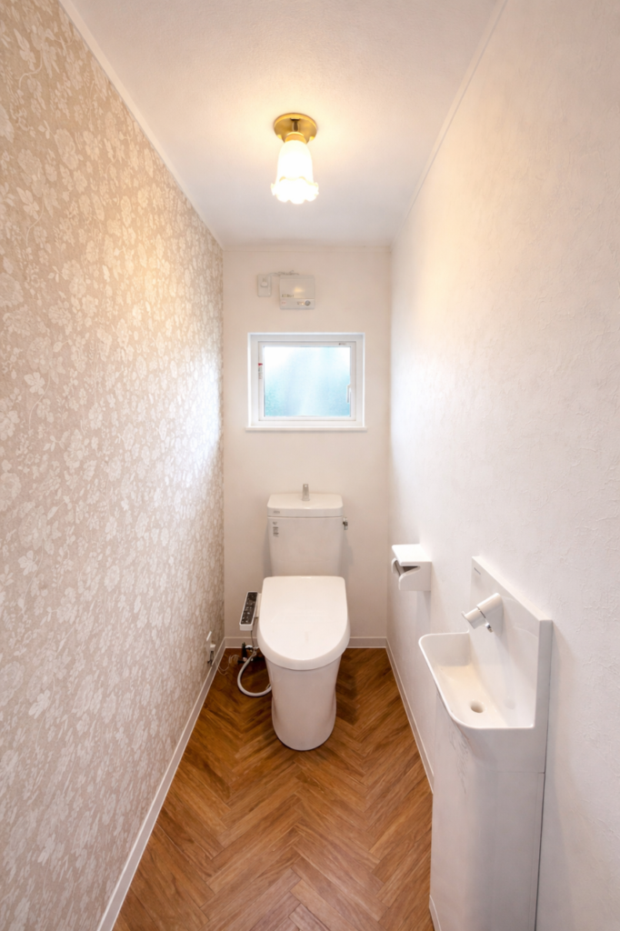 古いトイレを明るく清潔感ある空間へリフォーム工事